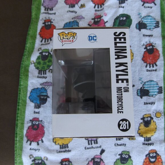 batman selina kyle on motorcycle funko - Picture 4 of 6